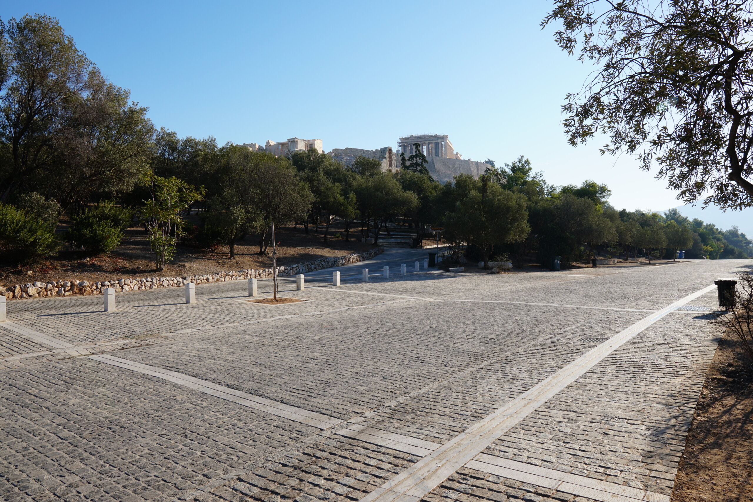 La via pedonale Dionysiou Areopagitou verso l'Acropoli