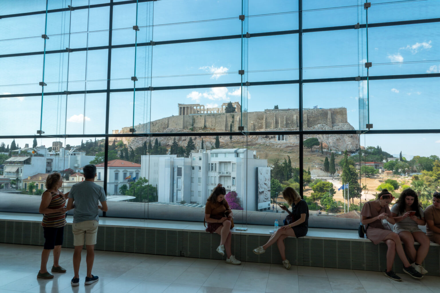 Interno del Museo dell'Acropoli con vista sul Partenone