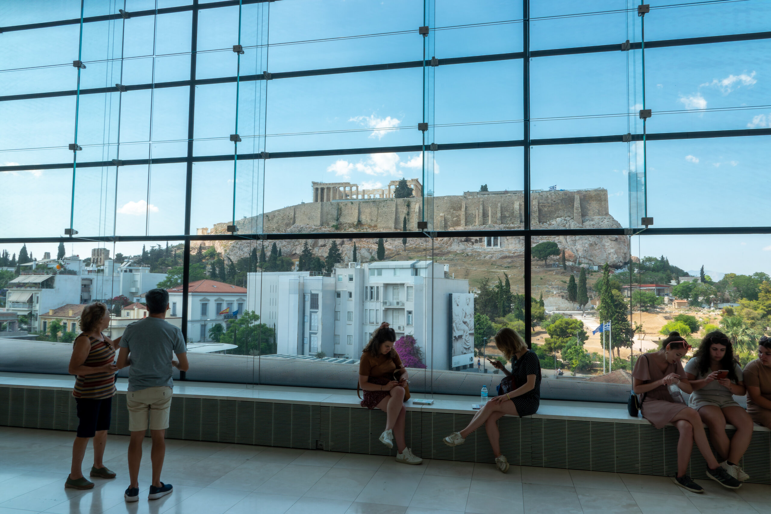 Interno del Museo dell'Acropoli con vista sul Partenone