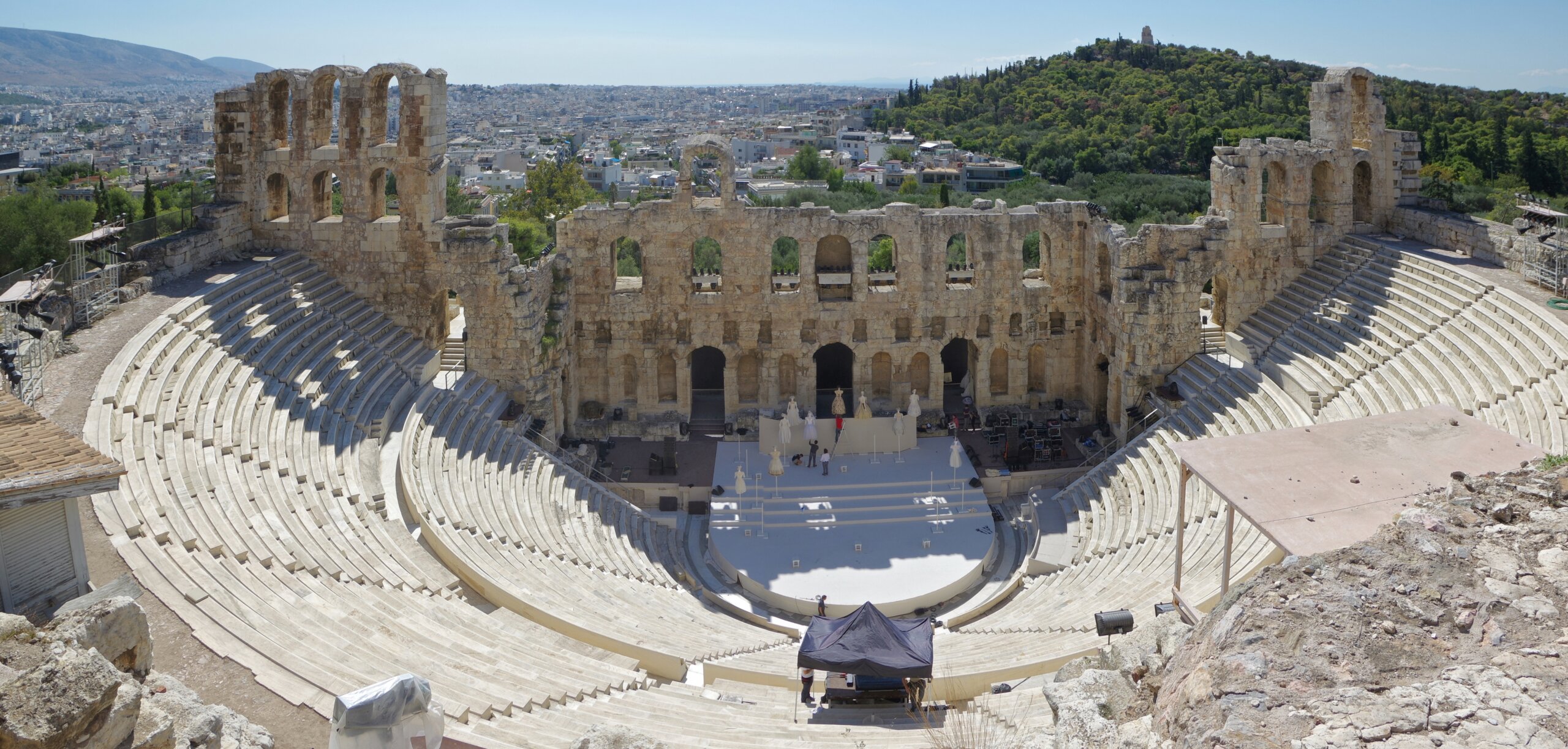 L'Odeon di Erode Attico ai piedi dell'Acropoli di Atene