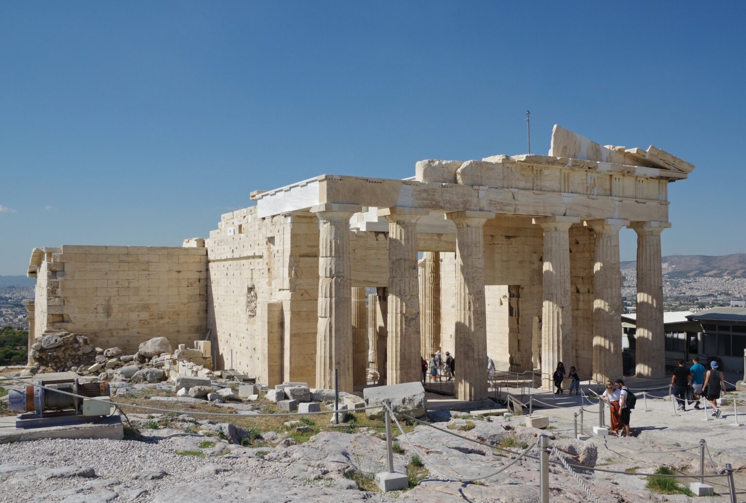 Visitatori in tour tra le rovine dell'Acropoli di Atene